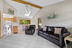 Phòng Suite dành cho gia đình, 1 giường cỡ queen và sofa giường, bếp, quang cảnh hồ | Bàn, màn/rèm cản sáng, bàn ủi/dụng cụ ủi quần áo 