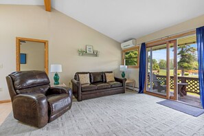 Phòng Suite dành cho gia đình, 1 giường cỡ queen và sofa giường, bếp, quang cảnh hồ | Bàn, màn/rèm cản sáng, bàn ủi/dụng cụ ủi quần áo 