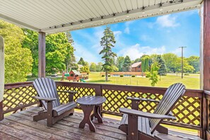 Phòng Suite dành cho gia đình, 1 giường cỡ queen và sofa giường, bếp, quang cảnh hồ | Bàn, màn/rèm cản sáng, bàn ủi/dụng cụ ủi quần áo 