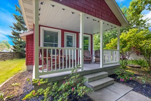 Desk, blackout drapes, iron/ironing board, free WiFi - Lakeview on the Lake (Harborcreek)