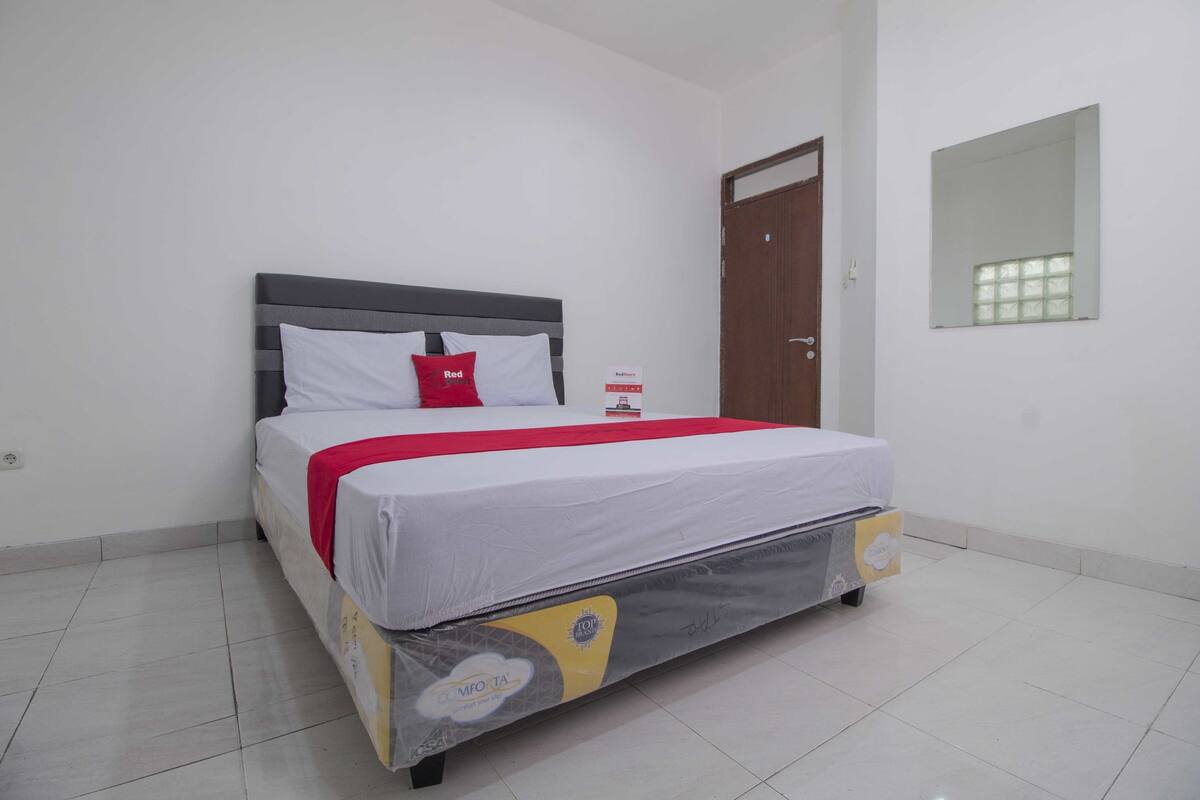 Desk, free WiFi, bed sheets