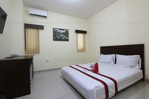 办公桌、免费 WiFi、床单