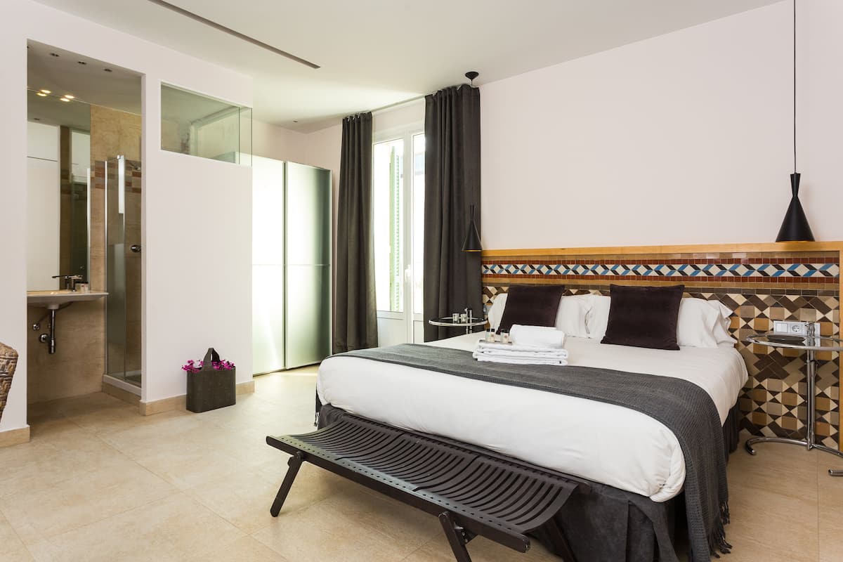 Apartamento superior, 6 quartos, vista para a cidade | Cortinas blackout, quartos à prova de som, ferros/tábuas de passar roupa