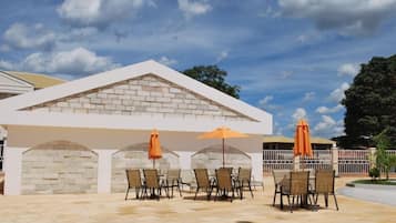 9 outdoor pools, a waterfall pool