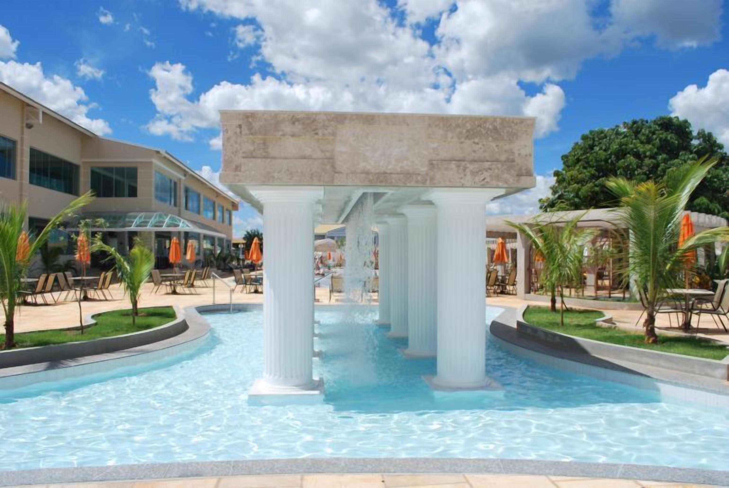 9 座室外游泳池和瀑布游泳池