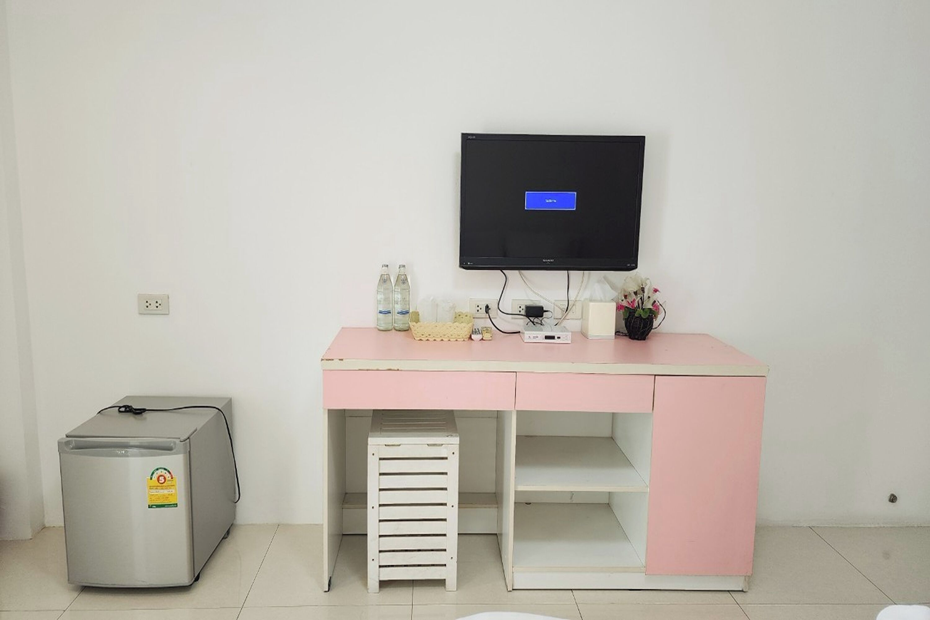 Desk, bed sheets