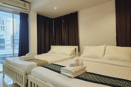 Habitación estándar con 2 camas individuales | Escritorio y ropa de cama. Zenith Life