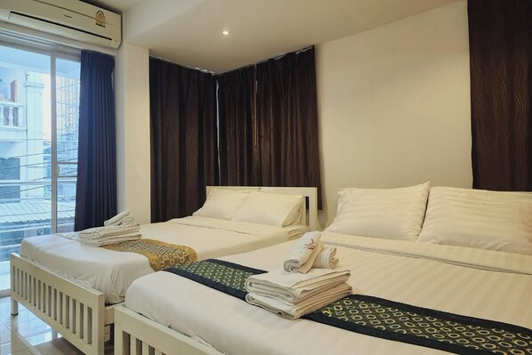 Standaard Twin kamer | Een bureau, beddengoed