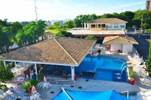 6 outdoor pools