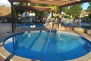 6 outdoor pools