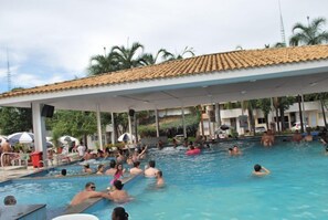 6 outdoor pools