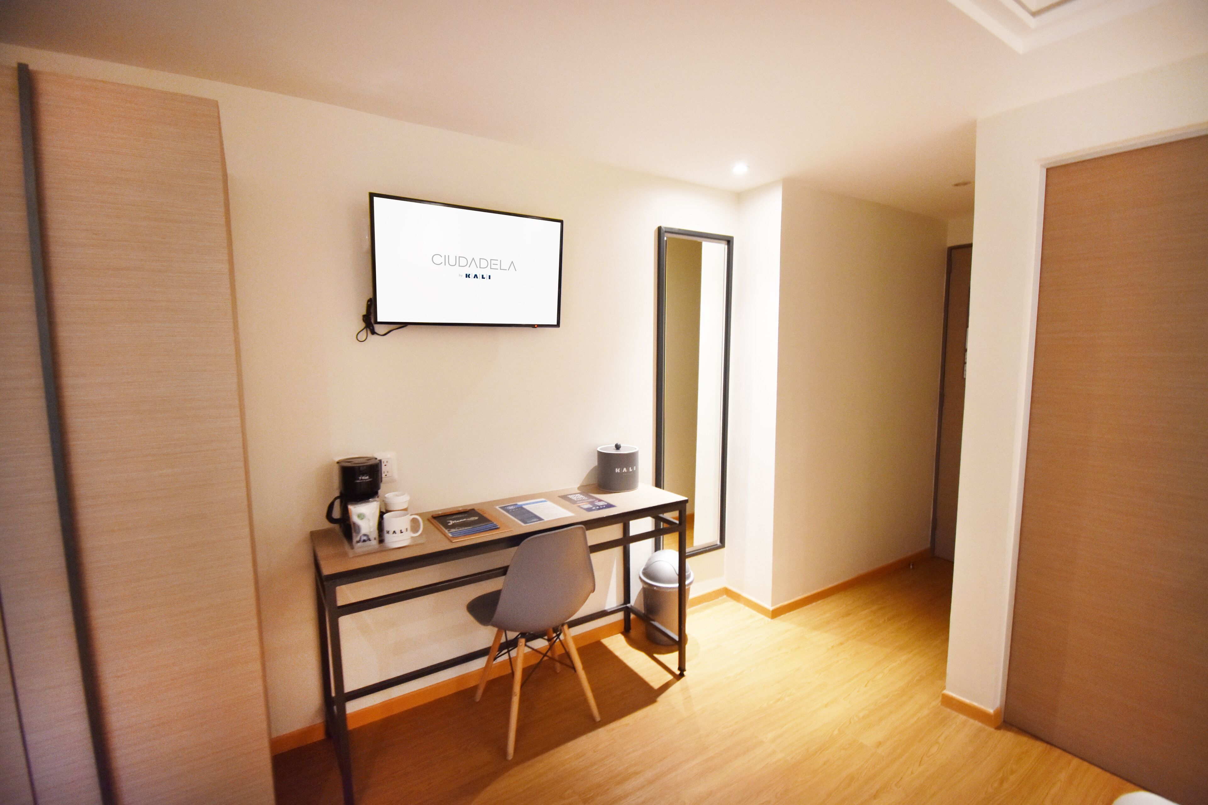 standard room, 1 queen bed | in-room safe, desk, laptop workspace, iron/ironing board