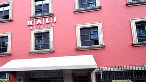 A hotel facade with a red exterior, a white awning, and a sign reading "KALI HOTELS". - KALI Ciudadela Mexico City (Mexico City)