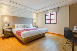 Premier Room, 1 King Bed | In-room safe, desk, laptop workspace, iron/ironing board - KALI Ciudadela Mexico City (Mexico City)