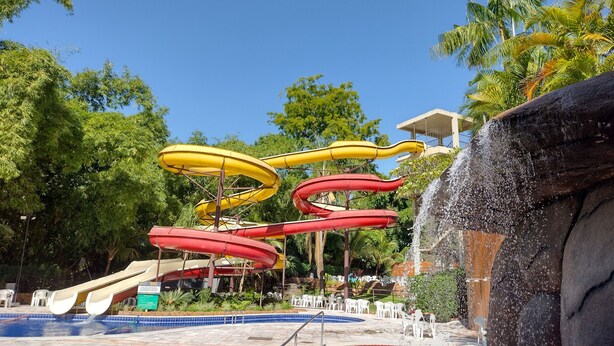Un parque acuático con toboganes y una zona de piscina.
