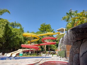 Een waterpark met diverse glijbanen en een zwembadgedeelte.
