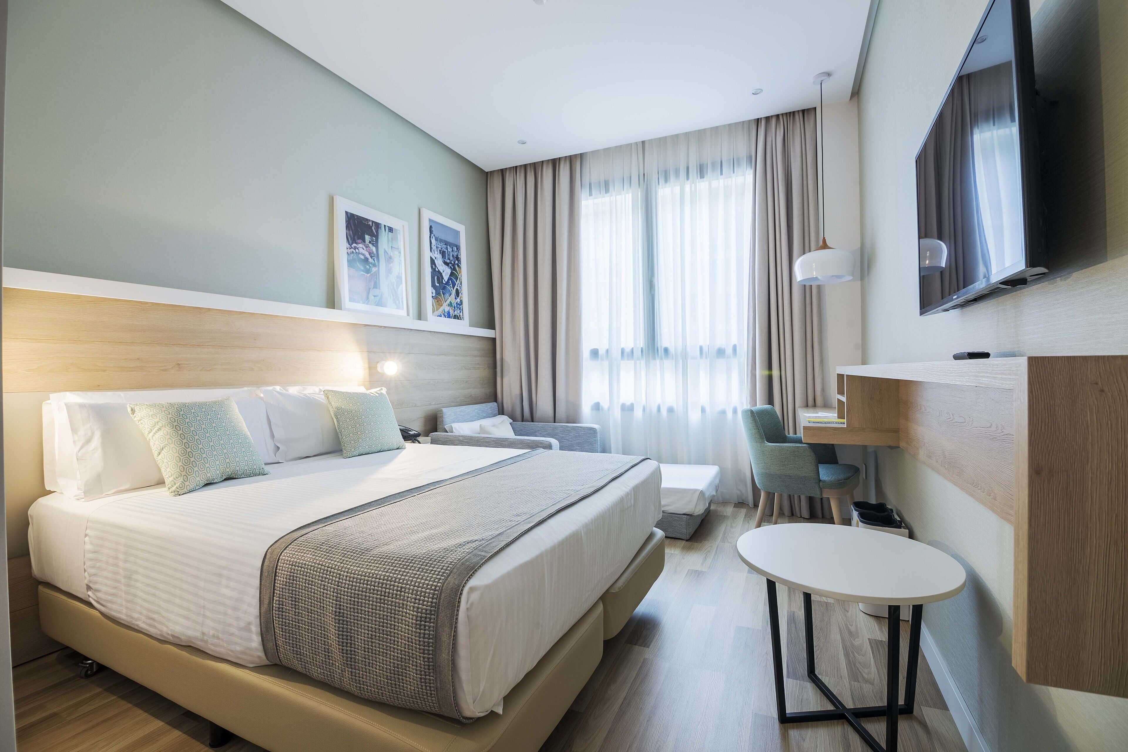 double room | minibar, in-room safe, desk, soundproofing