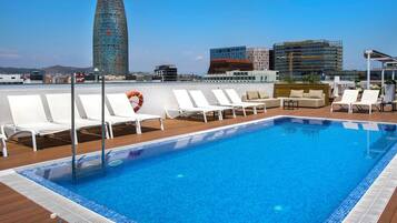 Piscina a l'aire lliure i gandules