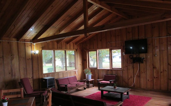 Family Cottage, 2 Bedrooms, Private Bathroom | Living room | TV - Centro Recreacional Licanray (Villarrica)