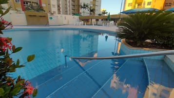 5 piscinas externas, espreguiçadeiras