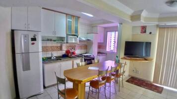 Refrigerador, microondas, placa de cocina, utensilios de cocina