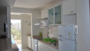 Refrigerador, microondas, placa de cocina, utensilios de cocina