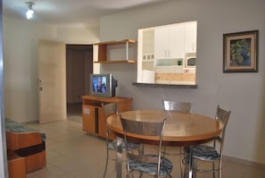 Apartamento, 2 quartos | Área de estar | TV