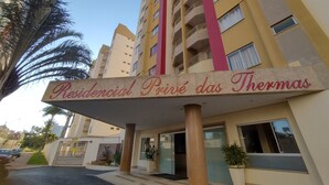 Ein Hotel Eingang mit einem Schild, auf dem 'Residencial Prive das Thermas' steht.