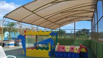 Área de juegos infantiles al aire libre