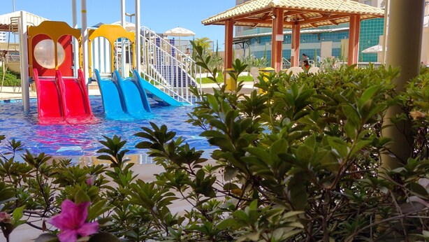 Ein Wasserspielplatz mit Rutschen und Schwimmbecken.