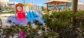Un espace de jeux aquatiques avec des toboggans et une piscine.