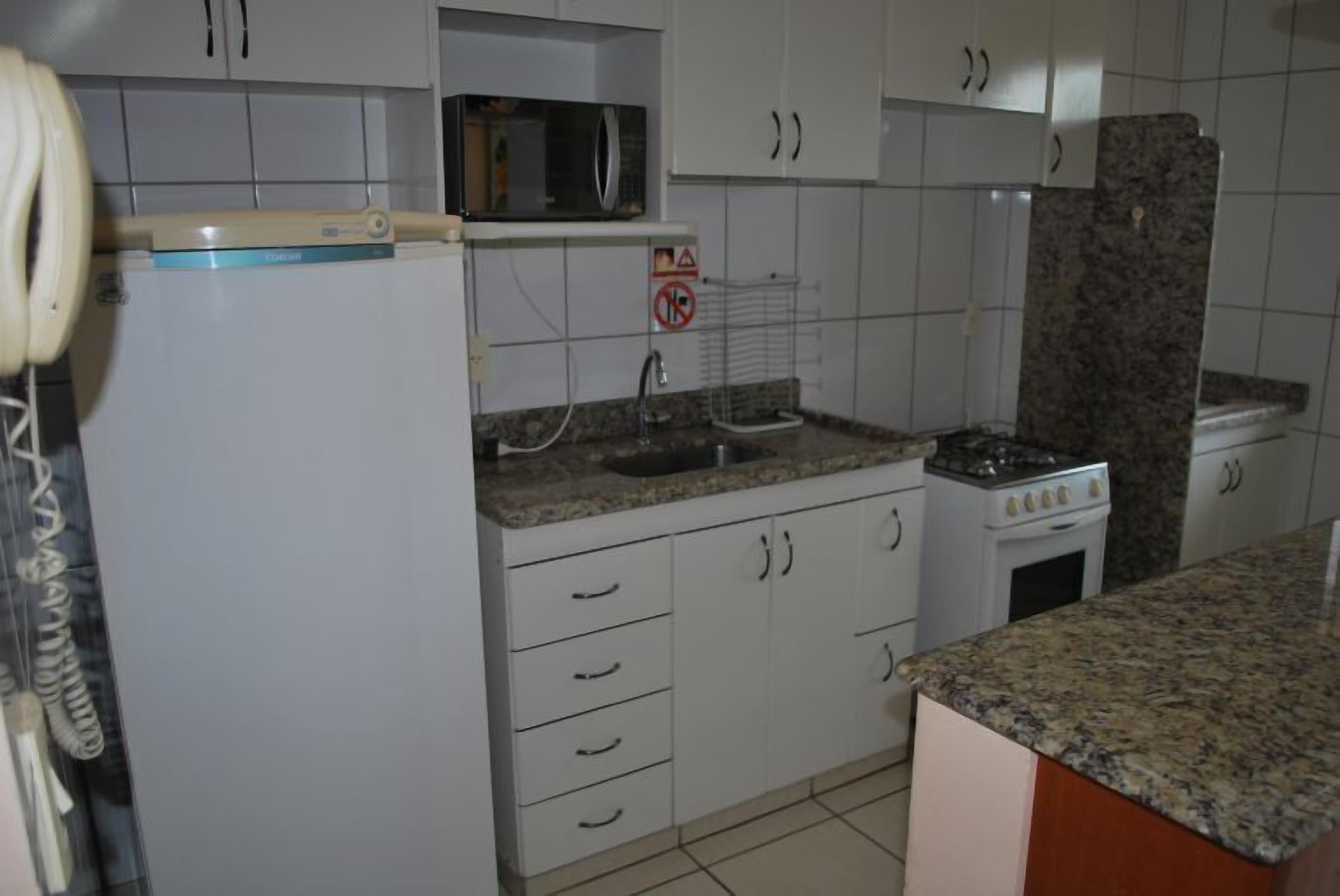 Apartamento, 3 quartos | Cozinha privada | Geladeira, micro-ondas, cooktop, talheres/pratos/utensílios de cozinha