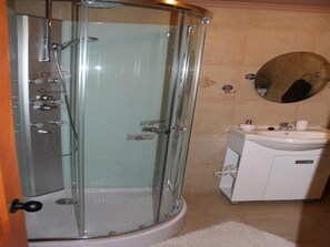 Familie cottage, 2 slaapkamers, privébadkamer, uitzicht op tuin | Badkamer | Een douche, een haardroger, handdoeken