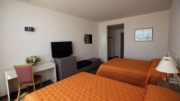 Habitación estándar, 2 camas dobles | Escritorio, tabla de planchar con plancha, wifi gratis y ropa de cama
