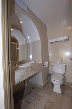 Quarto standard, 2 camas de casal | Banheiro | Produtos de toalete grátis, toalhas de banho