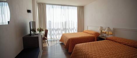 Chambre Standard, 2 lits doubles | Bureau, fer et planche Ă repasser, Wi-Fi gratuit, draps fournis