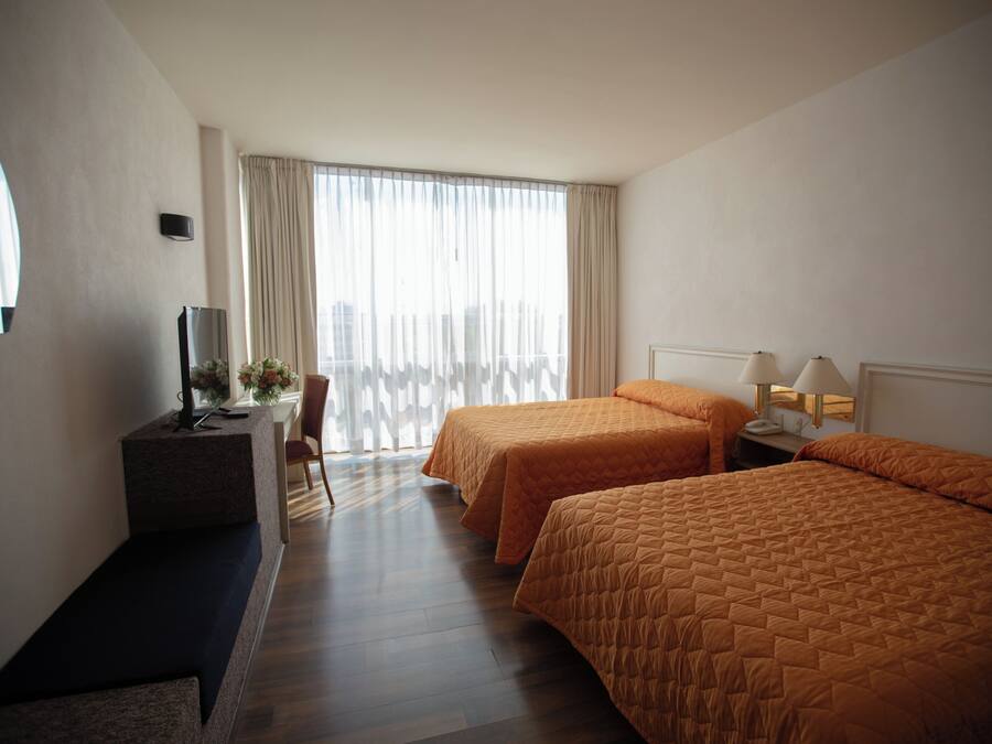 Standaard kamer, 2 tweepersoonsbedden | Een bureau, een strijkplank/strijkijzer, gratis wifi, beddengoed