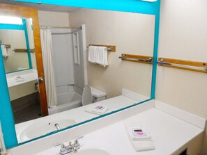 Bathtub, deep soaking tub, free toiletries, towels - Courtesy Inn (Oklahoma City)