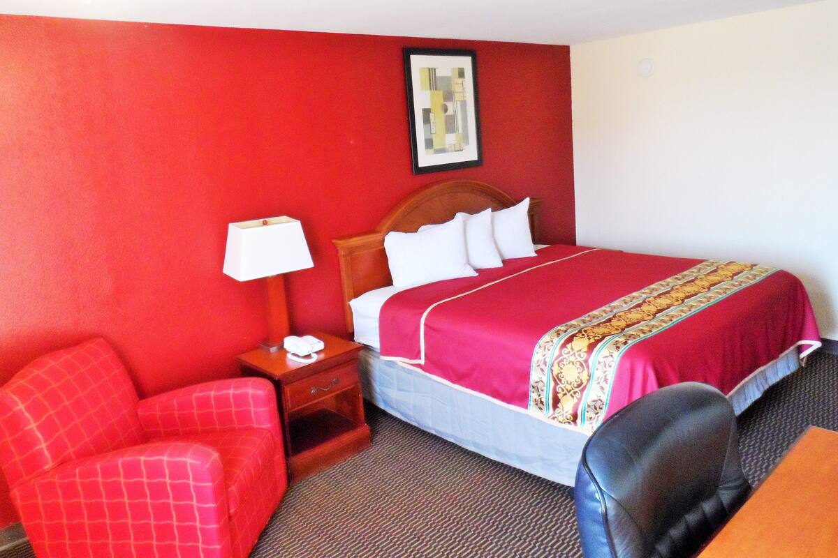 Standard Single Room, 1 King Bed, Non Smoking | Desk, WiFi (free), bed sheets