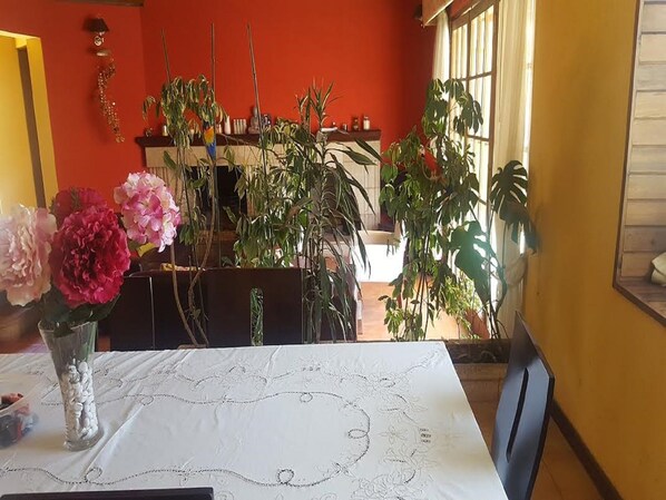 Standard Apartment, 3 Bedrooms, 2 Bathrooms | In-room dining