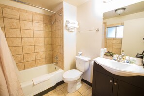 Dusche, kostenlose Toilettenartikel, Handtücher