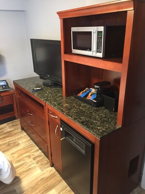 Standard Room, 1 Queen Bed | Room amenity - Wigle's Motel (Leamington)
