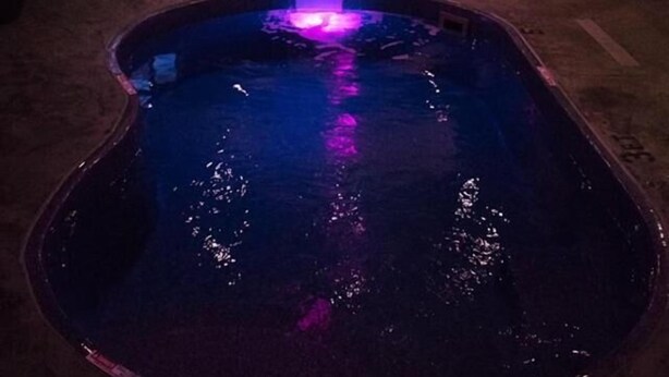 Un espace piscine doté de deux bains à remous et d’une fontaine centrale, le tout agrémenté d’un éclairage d’ambiance.