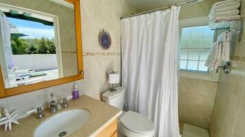 Studio suite, 1 queensize bed | Badkamer | Een douche, een haardroger, handdoeken