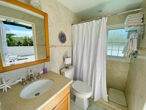 Studio Suite, 1 Queen Bed | Bathroom | Shower, hair dryer, towels