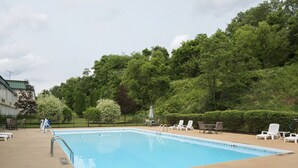 Seasonal outdoor pool - Suburban Studios (Fairmont)