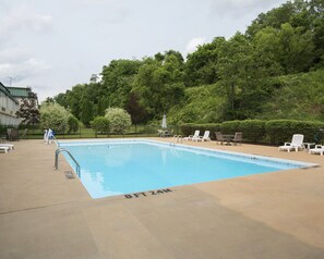 Sesongbasert utendørsbasseng