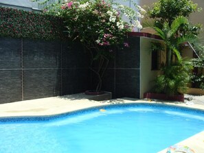 Una piscina al aire libre