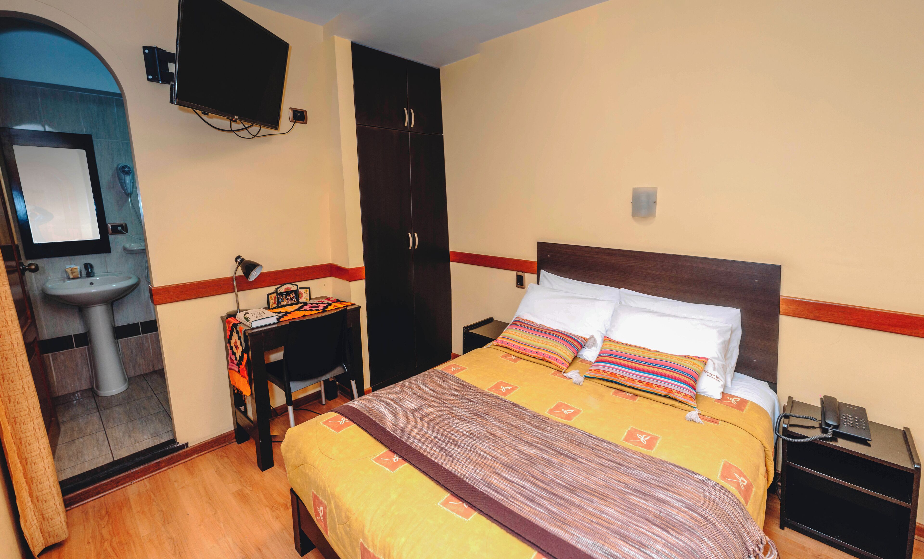 Habitación doble, 1 cama matrimonial | Caja de seguridad en la habitación y decoración personalizada 