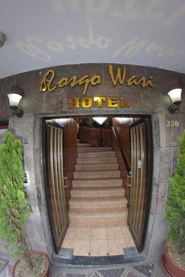 Property entrance - Qosqowasi Hotel (Cusco)